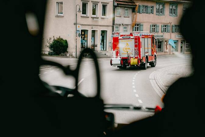 Ein Feuerwehrfahrzeug fährt auf der Straße