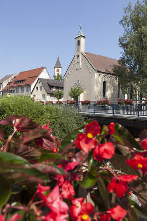 Es ist die evangelische Kirche zu sehen.