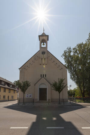 Es ist die evangelische Kirche zu sehen.