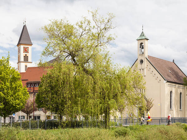 Auf dem Bild sind beide Kirchen in der Gemeinde Baienfurt zu sehen