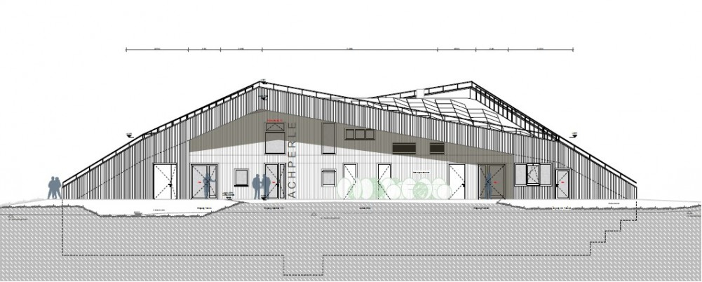Ein architektonischer Entwurf zeigt die Seitenansicht eines modernen, geneigten Gebäudes mit schrägem Dach und verschiedenen Fensterelementen.