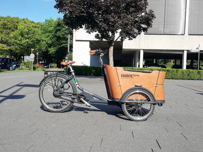 E-Lastenrad auf dem Marktplatz