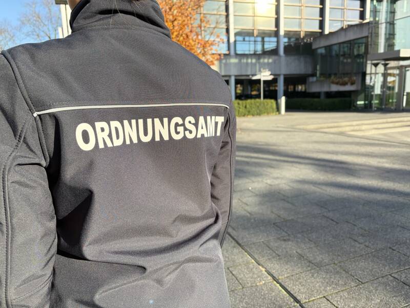 Person mit Ordnungsamtjacke