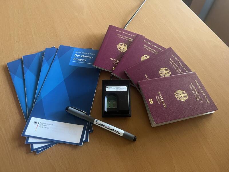 Reisepässe, Flyer und Fingerabdruckleser