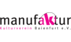 Der Schriftzug "manufaktur Kulturverein Baienfurt e.V." das "akt" von Manufaktur ist umkringelt, windsschief und magentafarben. "Kulturverein" ist ebenfalls magentafarben